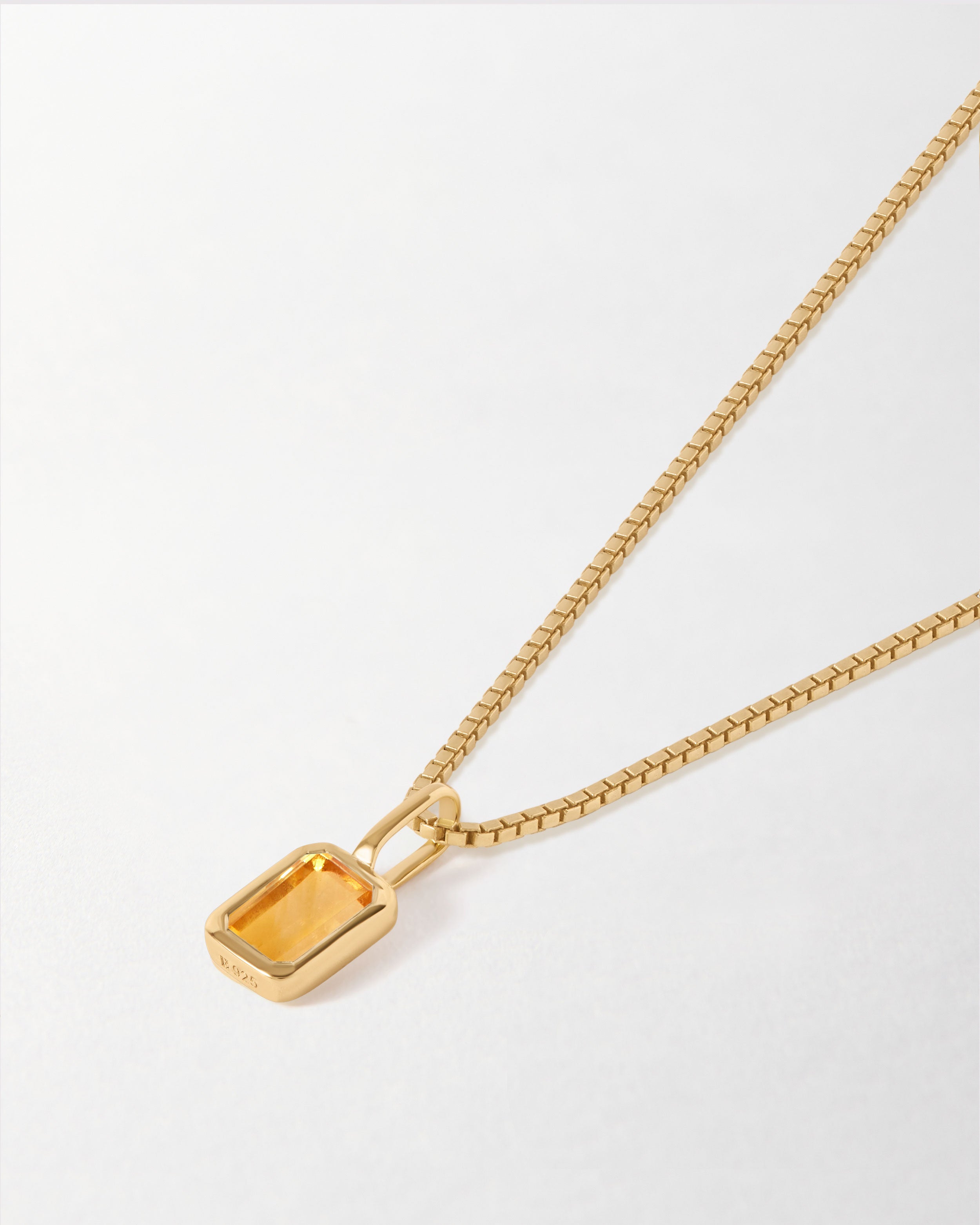 Colar Mini Oitavado Pedra do Mês - Novembro (Citrino) - Ouro 18K em uso | SILLENE