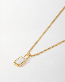 Colar Mini Oitavado Pedra do Mês - Outubro (Opala) - Ouro 18K em uso | SILLENE