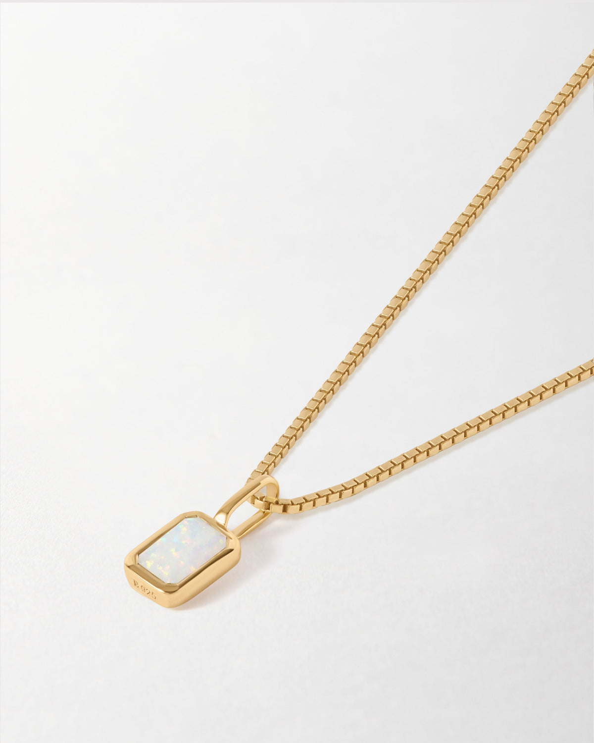 Colar Mini Oitavado Pedra do Mês - Outubro (Opala) - Ouro 18K em uso | SILLENE