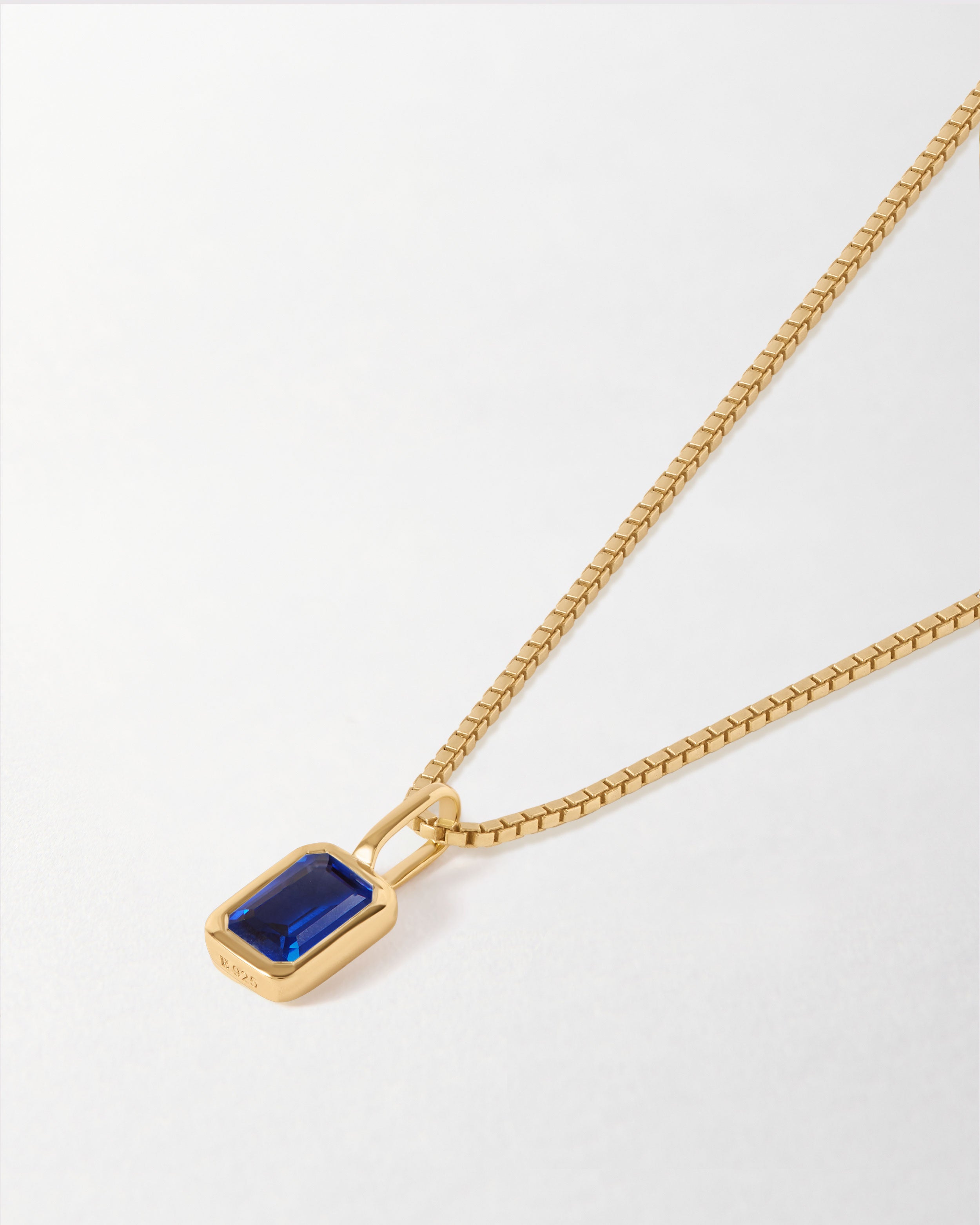 Colar Mini Oitavado Pedra do Mês - Setembro (Safira Azul) - Ouro 18K em uso | SILLENE