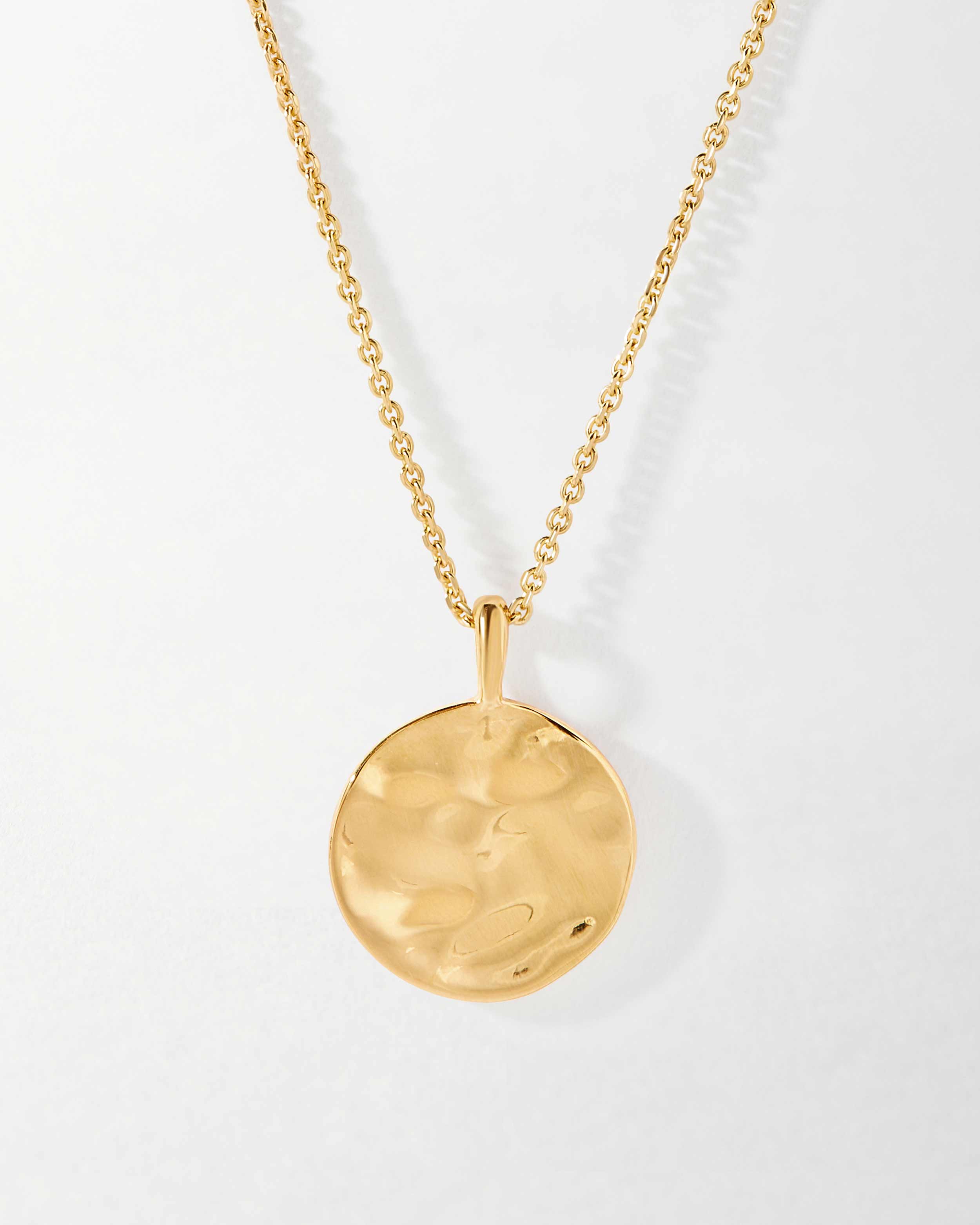 Colar Moeda - Ouro 18K | SILLENE - uso
