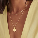 Colar Moeda - Ouro 18K | SILLENE - uso