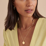 Colar Moeda - Ouro 18K | SILLENE - uso