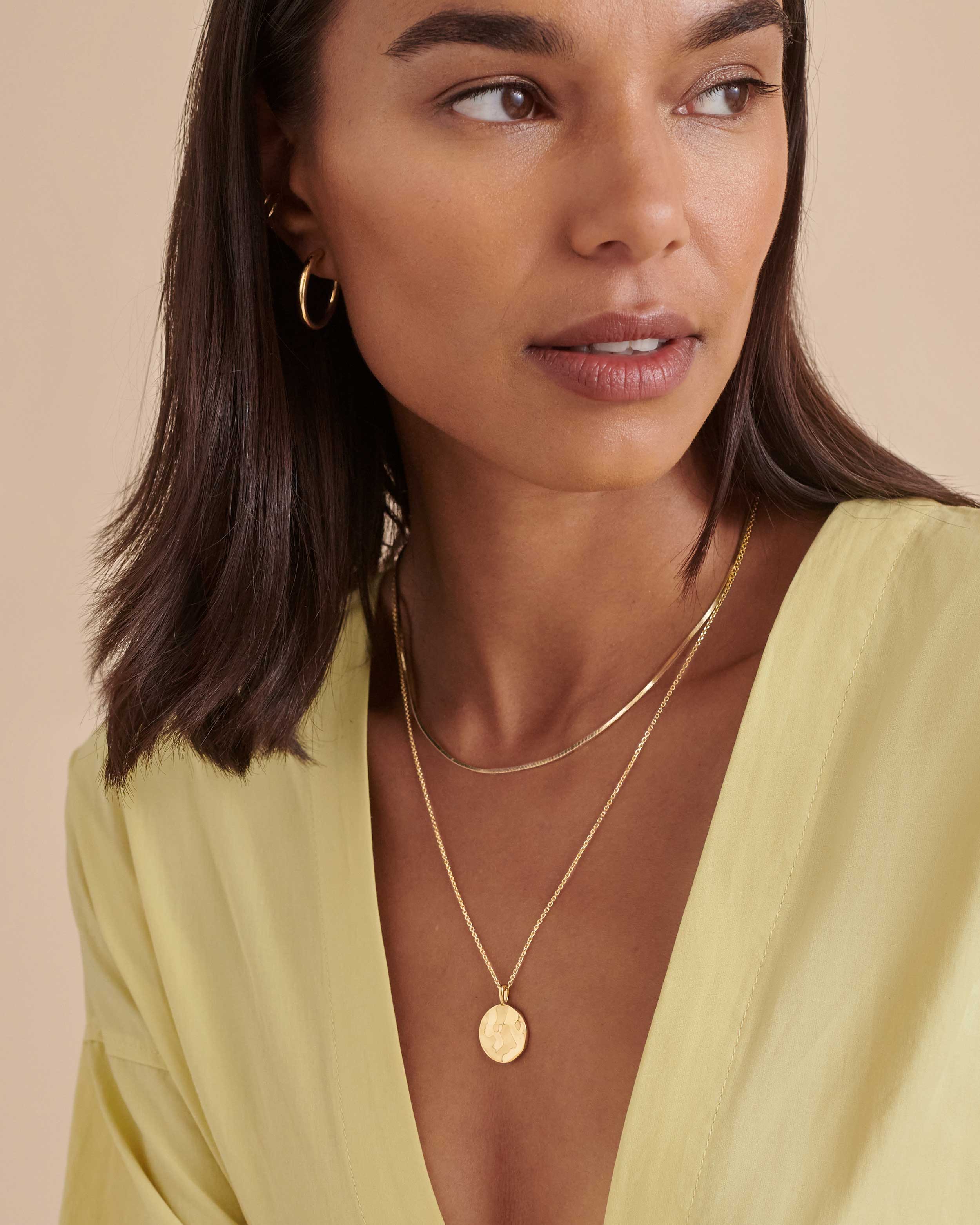 Colar Moeda - Ouro 18K | SILLENE - uso
