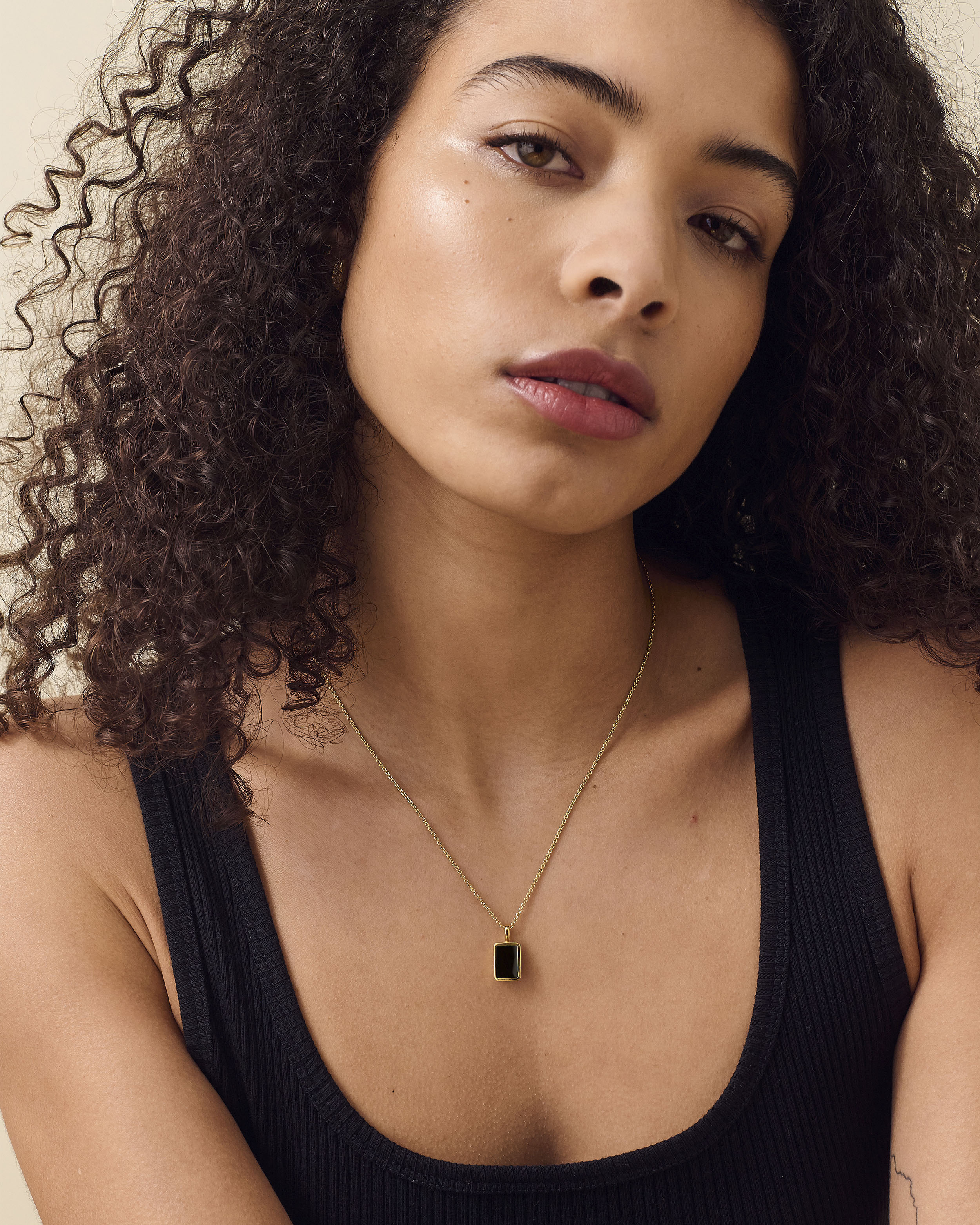 Colar Ônix Negro - Ouro 18K | SILLENE - uso