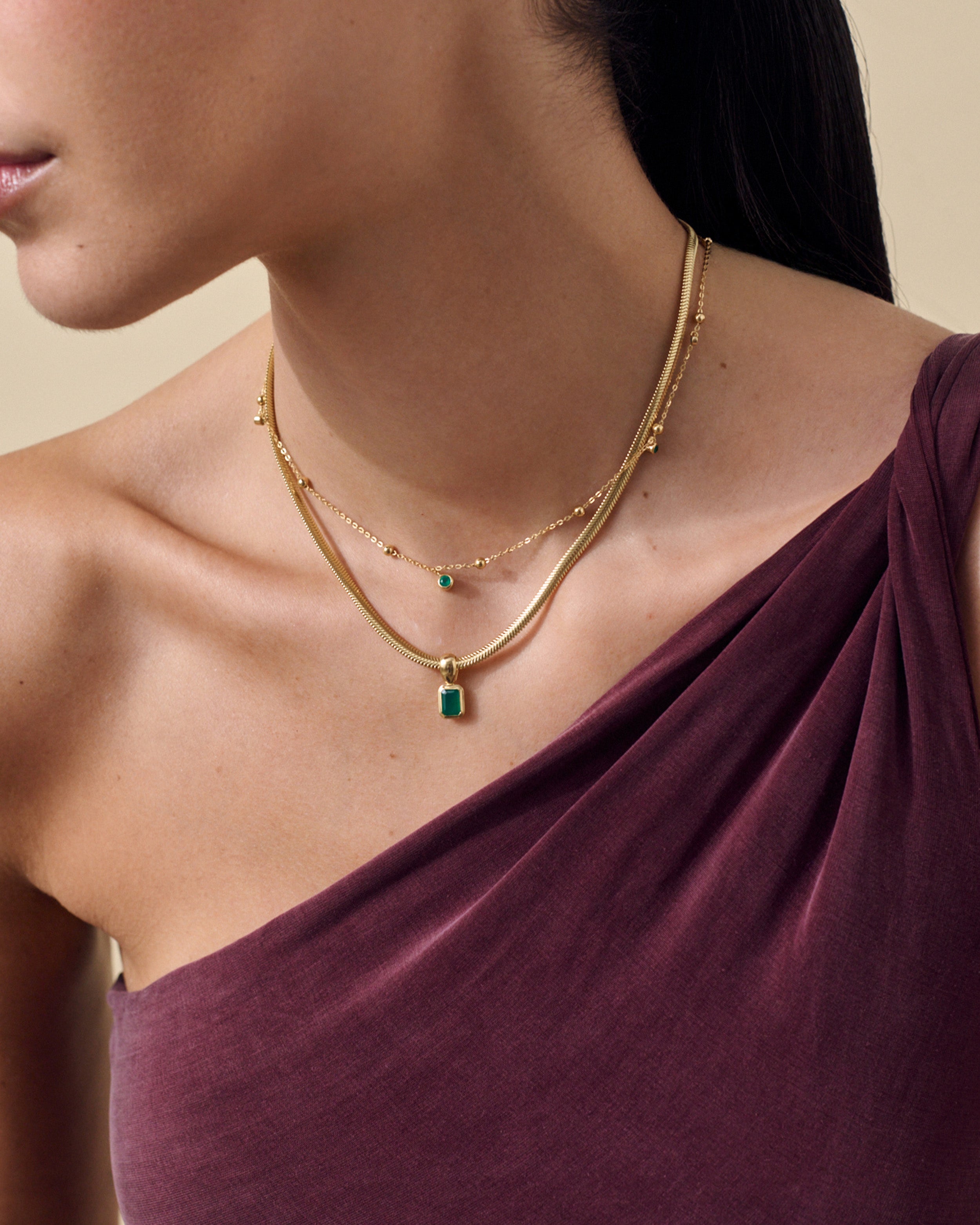 Colar Pebble Ônix Verde - Ouro 18K | SILLENE - uso