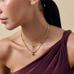 Colar Pebble Ônix Verde - Ouro 18K | SILLENE - uso