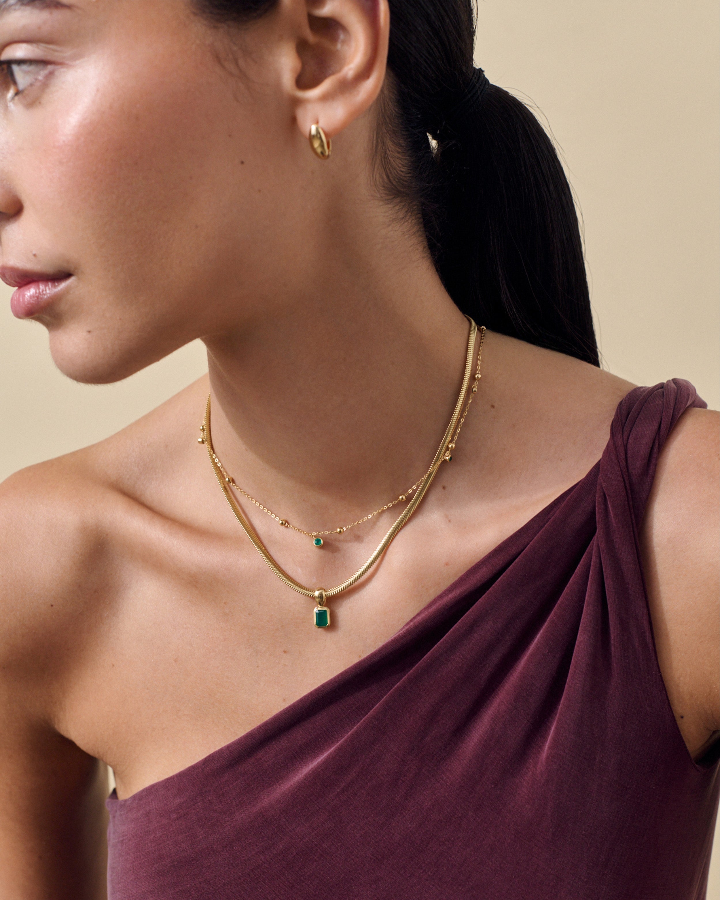 Colar Pebble Ônix Verde - Ouro 18K | SILLENE - uso