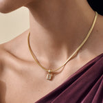Colar Pebble Topázio Branco - Ouro 18K em uso | SILLENE