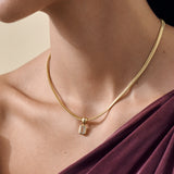 Colar Pebble Topázio Branco - Ouro 18K em uso | SILLENE