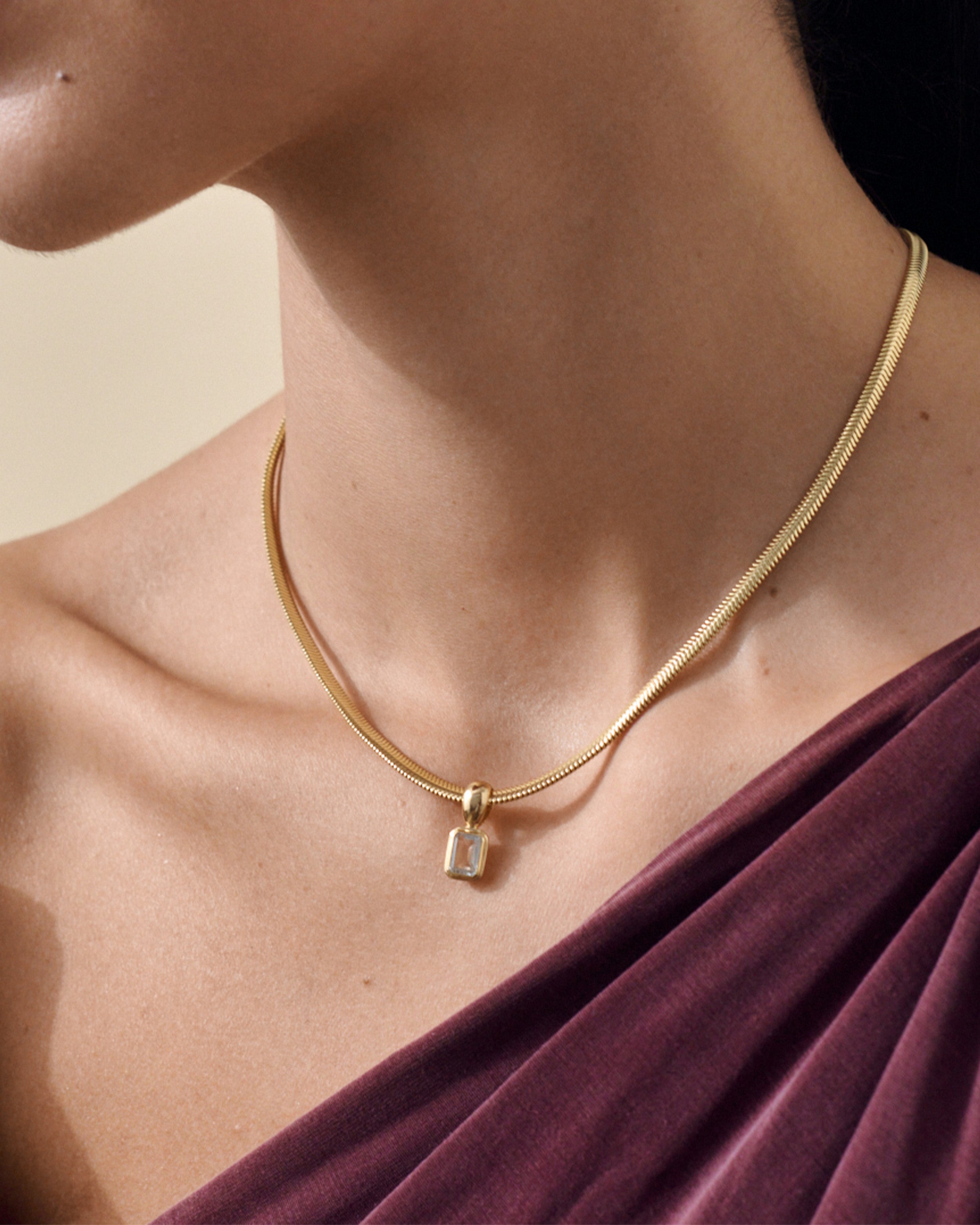 Colar Pebble Topázio Branco - Ouro 18K em uso | SILLENE