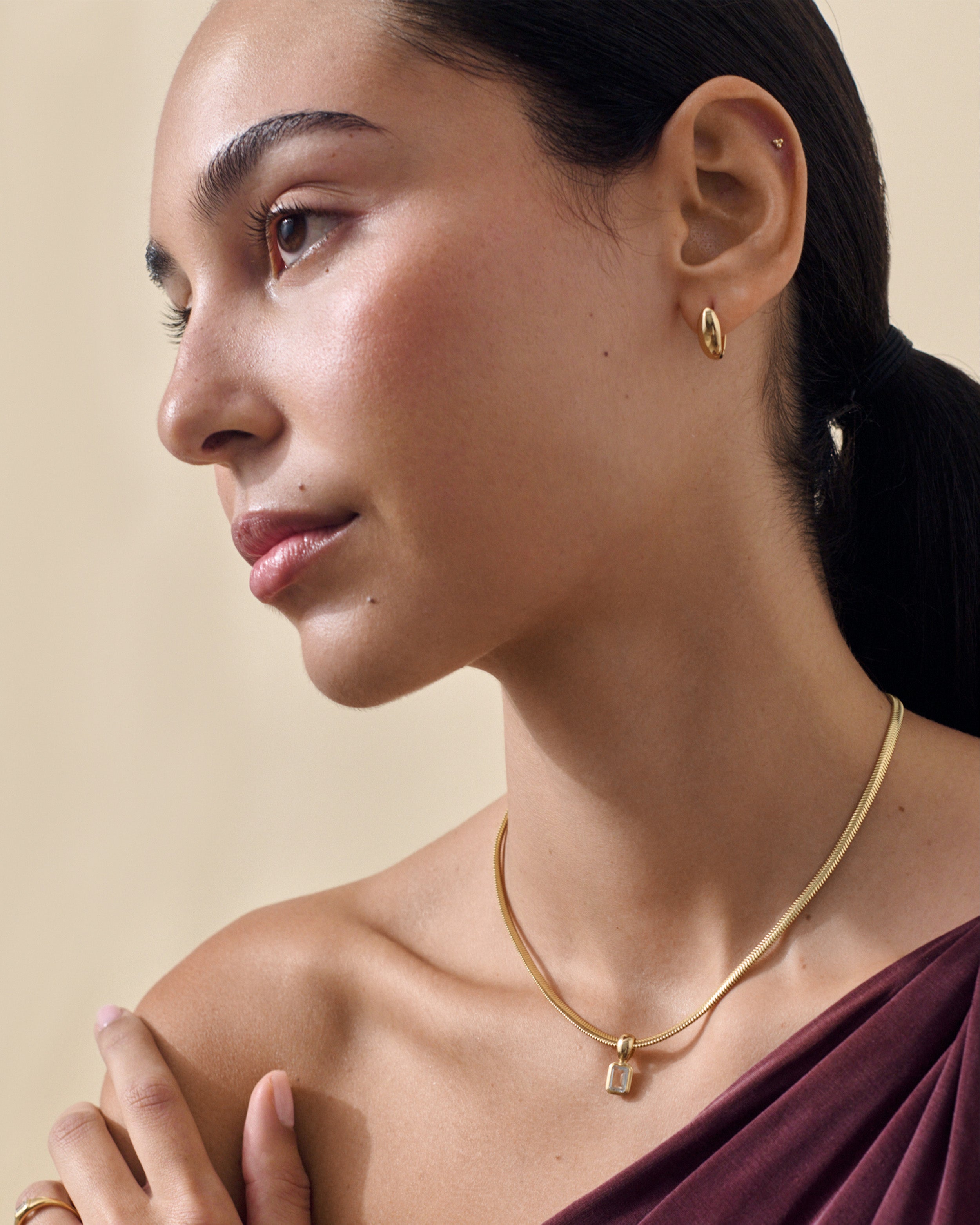 Colar Pebble Topázio Branco - Ouro 18K no colo | SILLENE