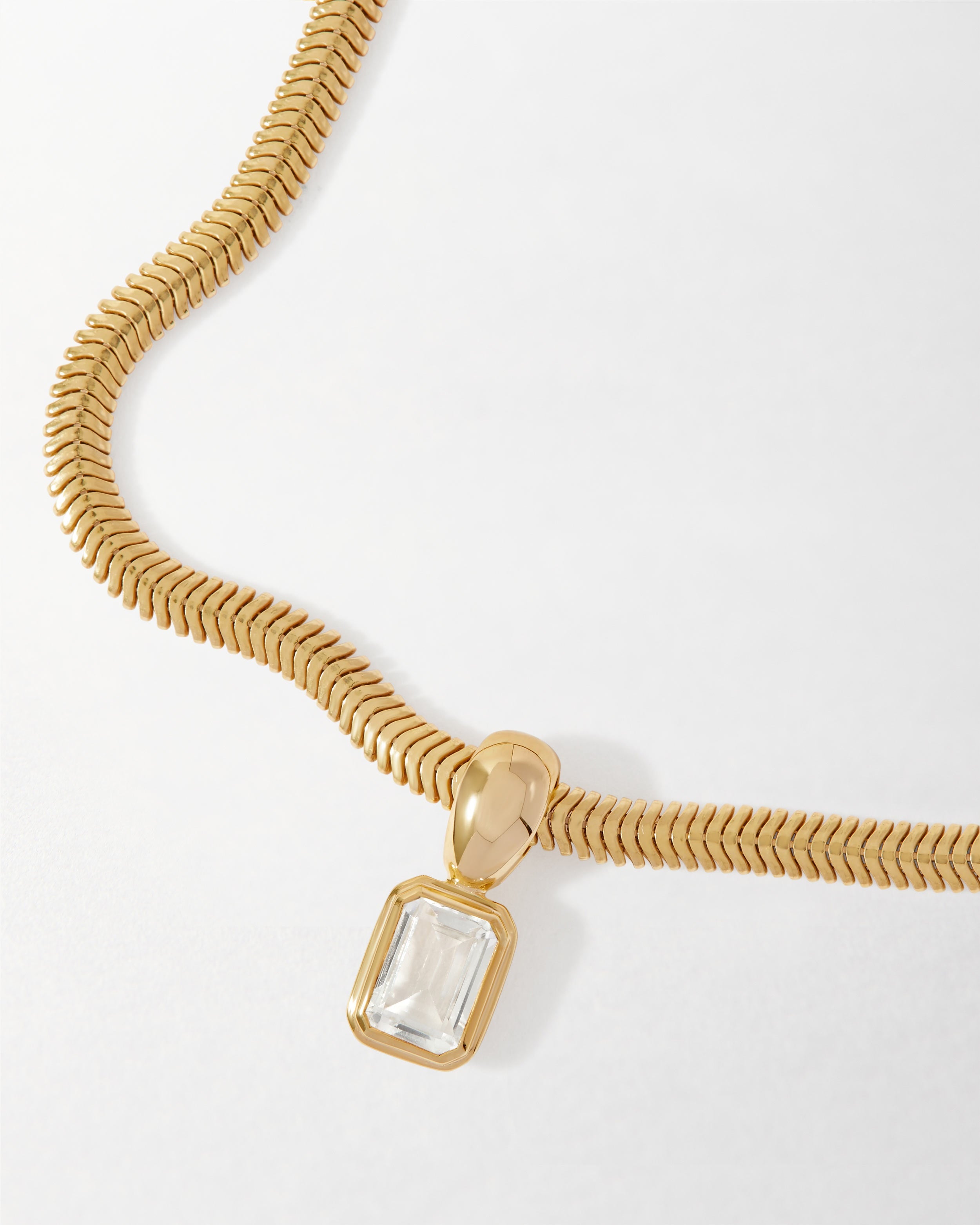 Detalhe do Colar Pebble Topázio Branco - Ouro 18K | SILLENE