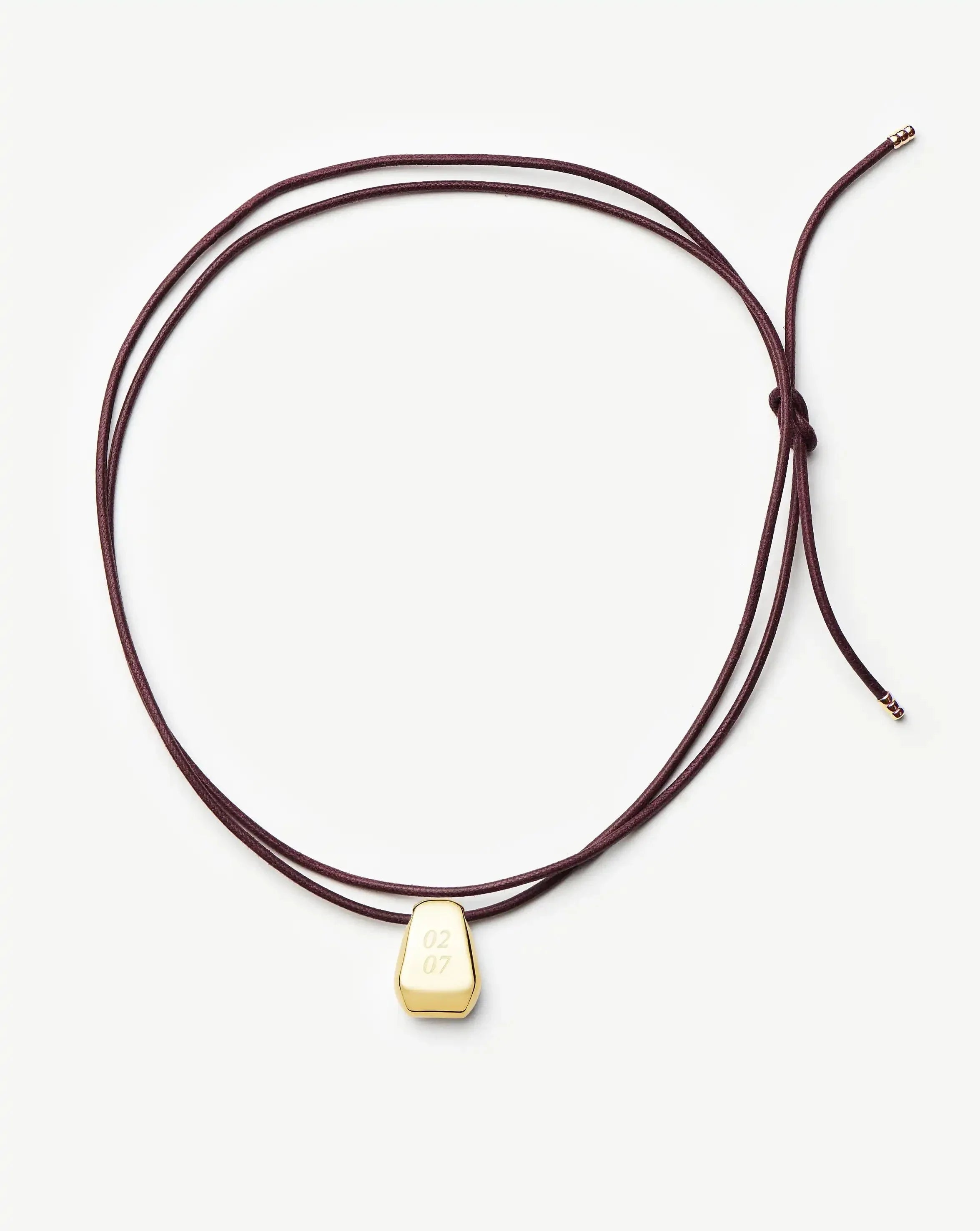 Colar Pingente Arco Cordão - Ouro 18K | SILLENE - uso