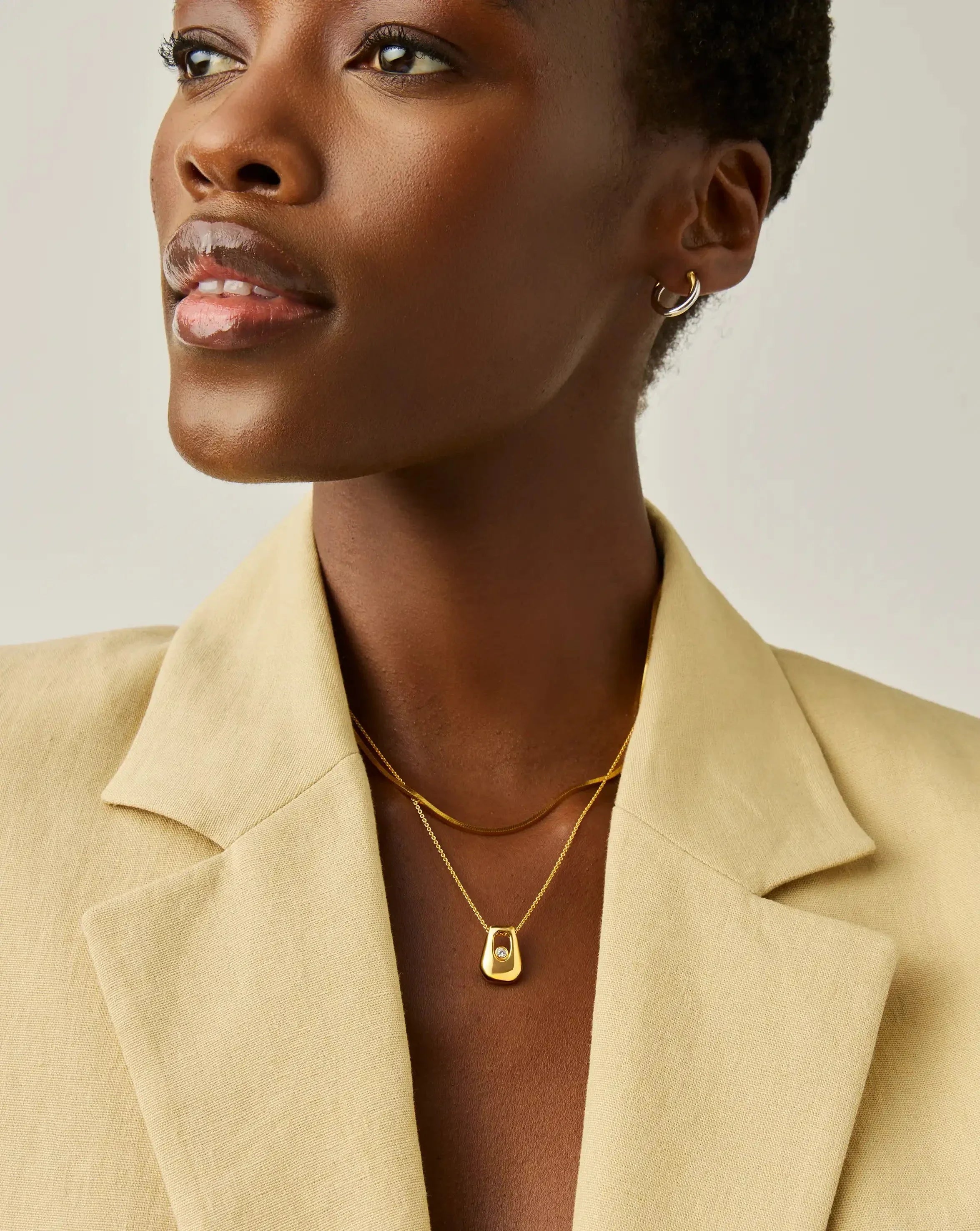 Colar Pingente Arco Cristal - Ouro 18K | SILLENE - detalhe