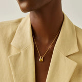 Colar Pingente Arco Cristal - Ouro 18K | SILLENE - uso