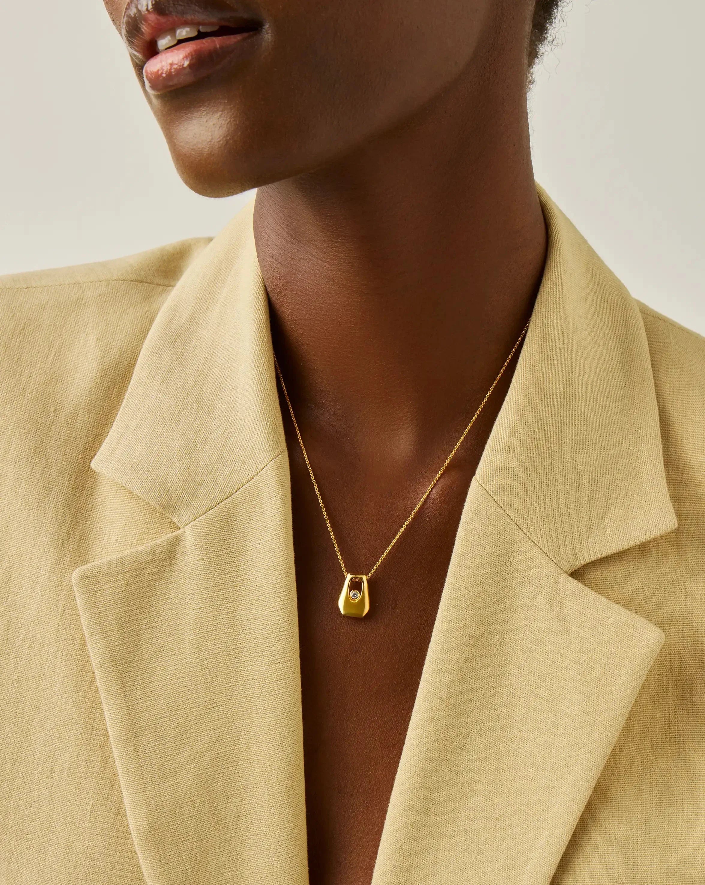 Colar Pingente Arco Cristal - Ouro 18K | SILLENE - uso