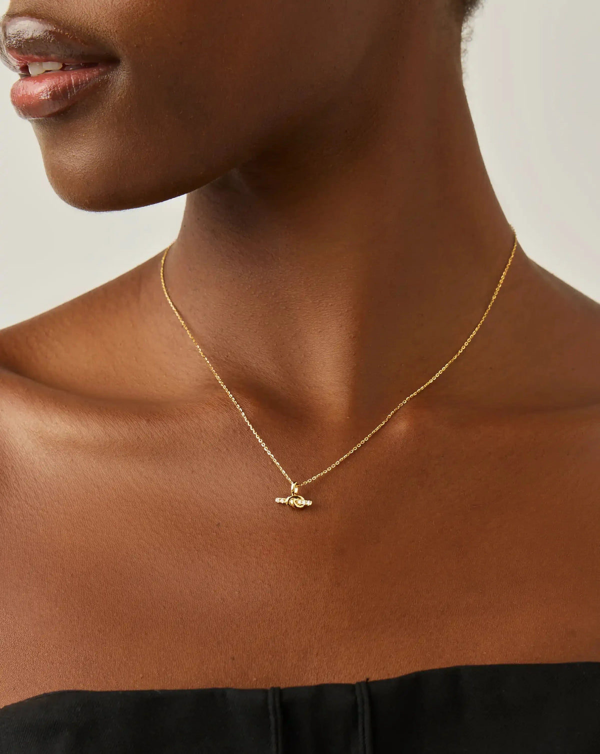 Colar Pingente Barra Cravejada - Ouro 18K | SILLENE - detalhe
