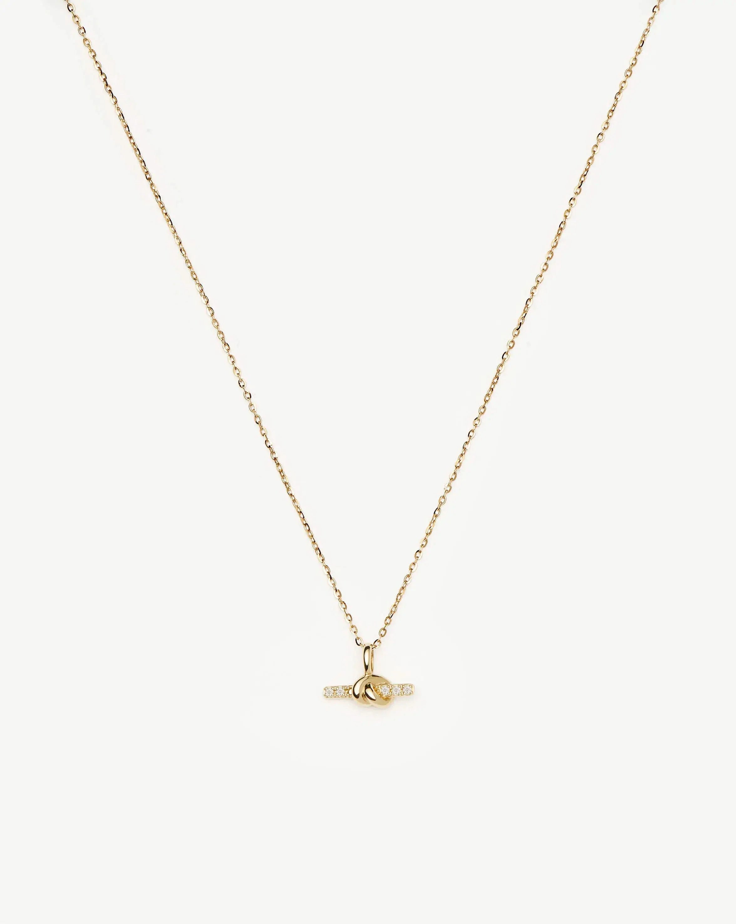 Colar Pingente Barra Cravejada - Ouro 18K | SILLENE - uso