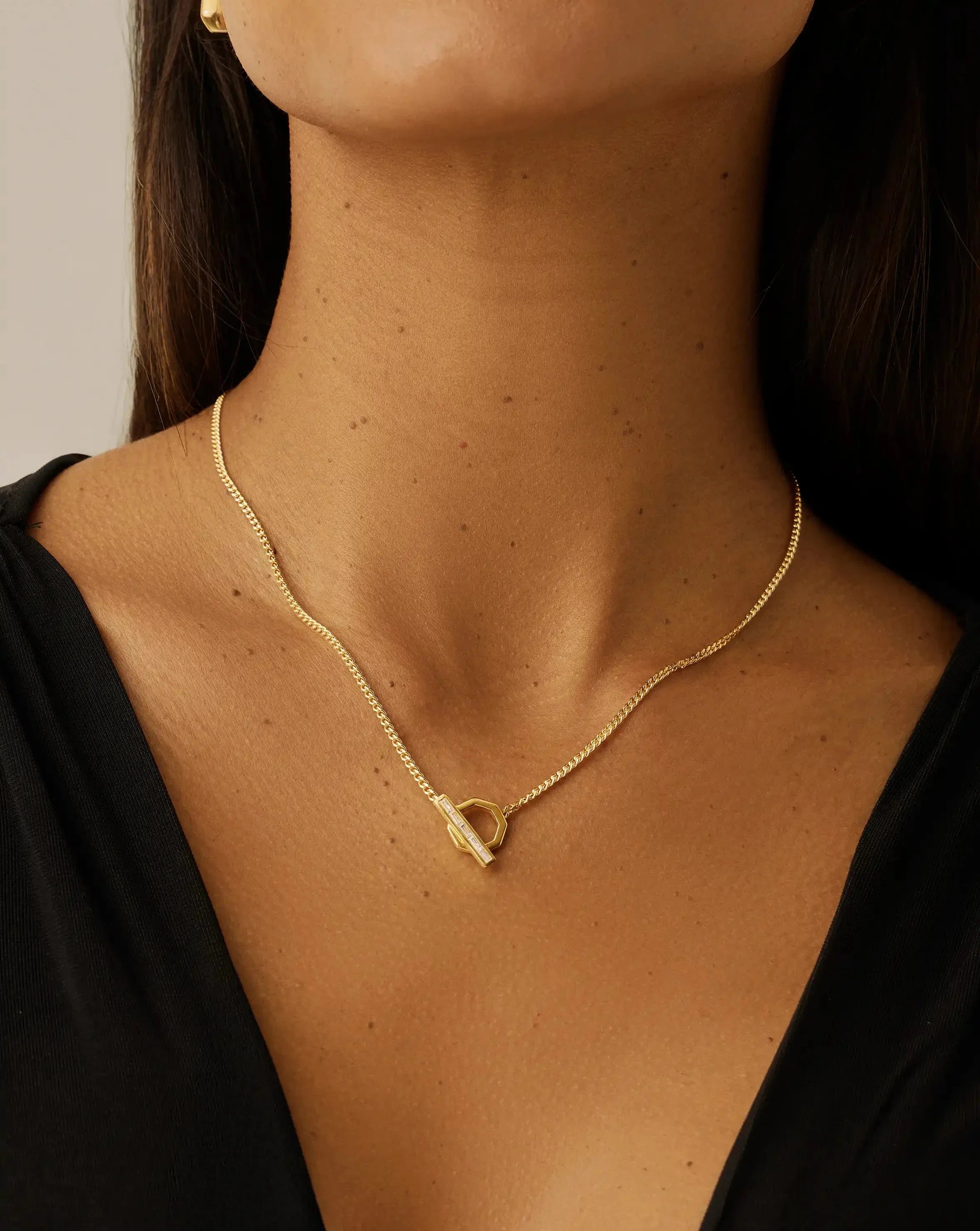 Colar Pingente Barra Hexagonal - Ouro 18K | SILLENE - detalhe
