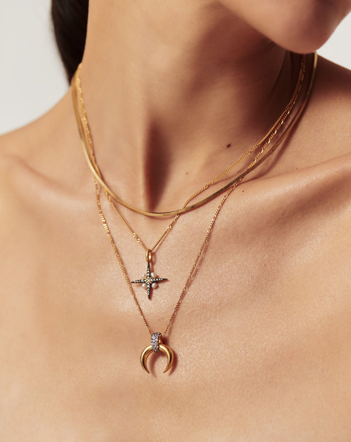 Colar Pingente Chifre Cravejado - Ouro 18K | SILLENE - detalhe