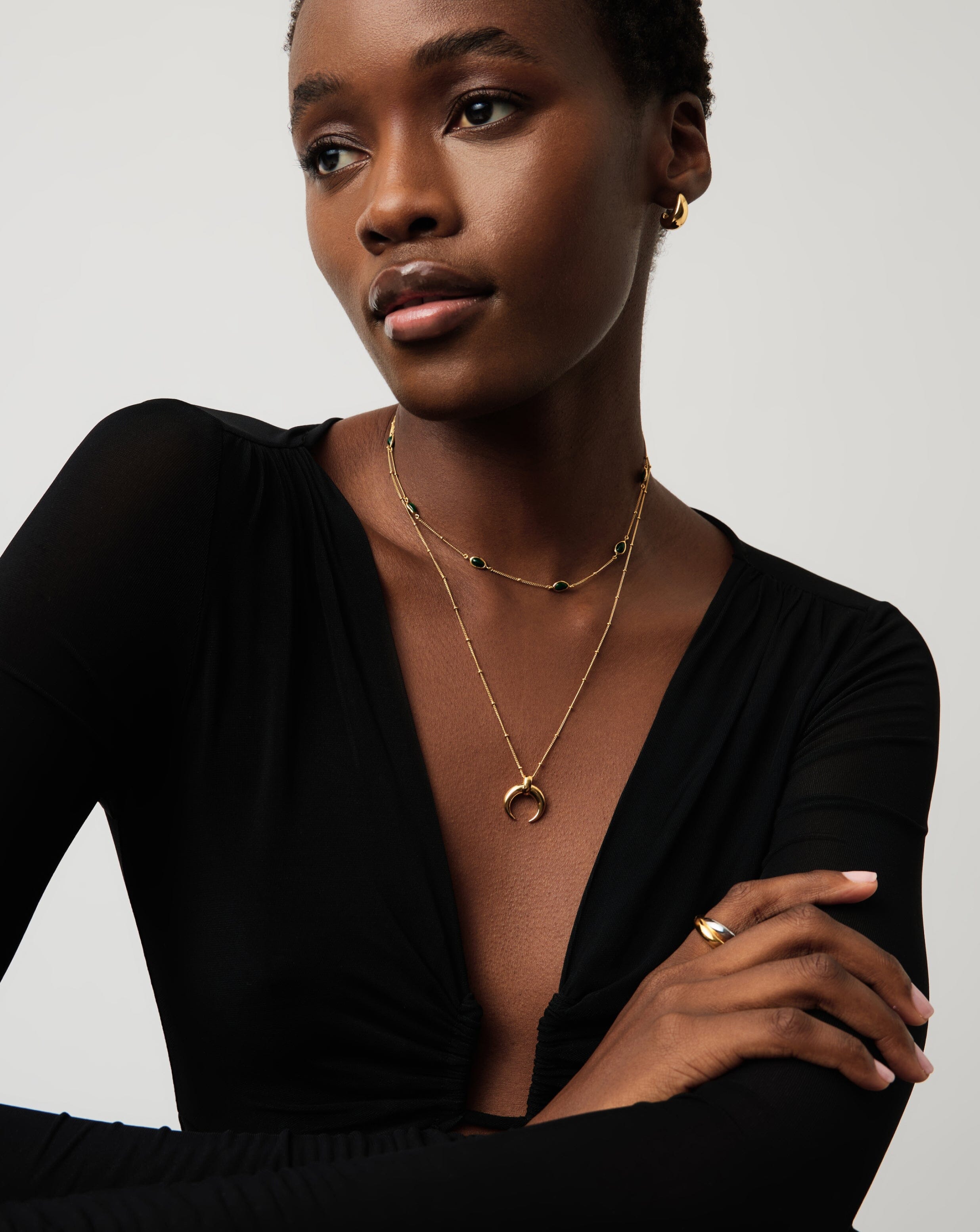 Colar Pingente Chifre Grande - Ouro 18K | SILLENE - uso