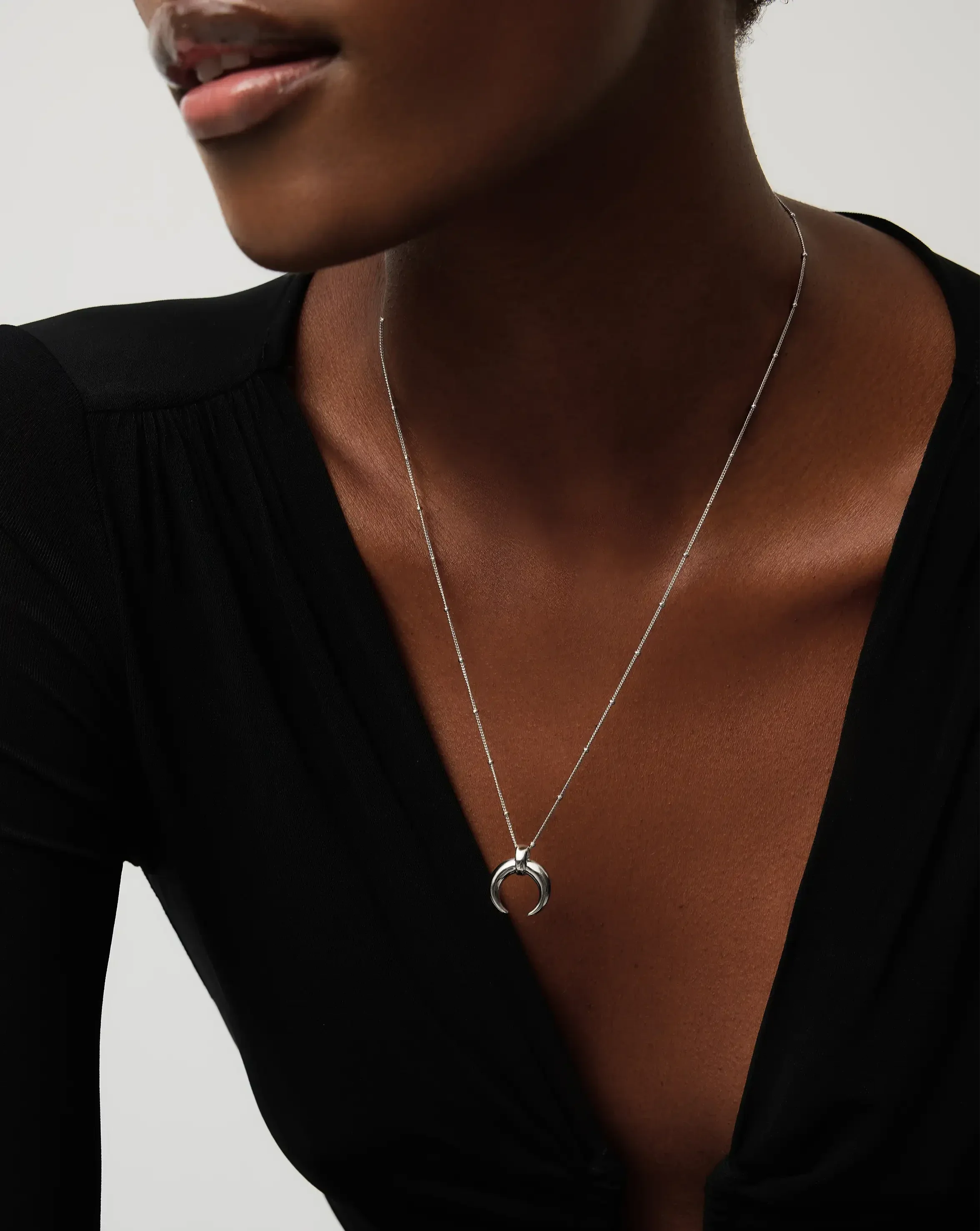 Colar Pingente Chifre Grande - Prata | SILLENE - detalhe