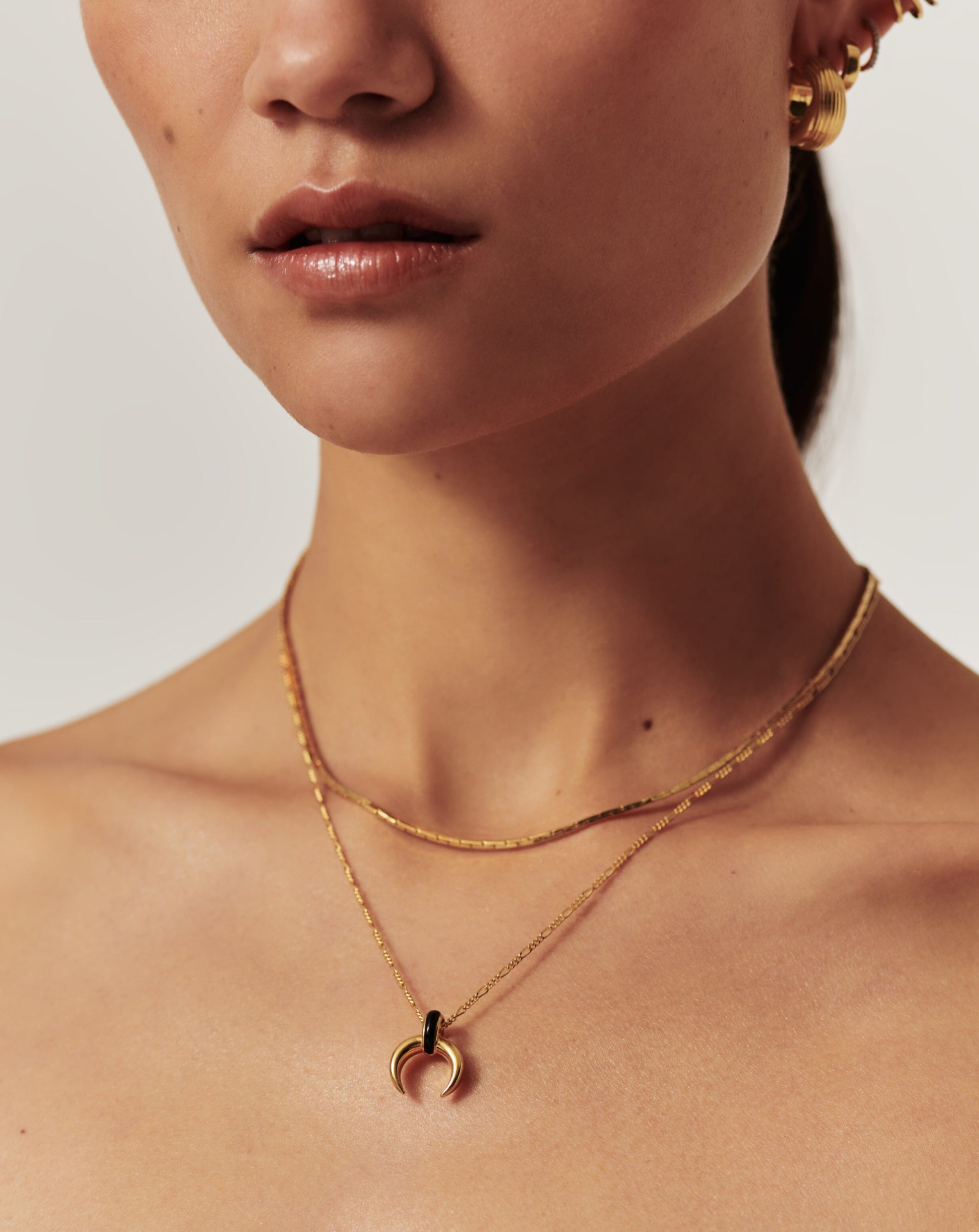 Colar Pingente Chifre Onix - Ouro 18K | SILLENE - detalhe