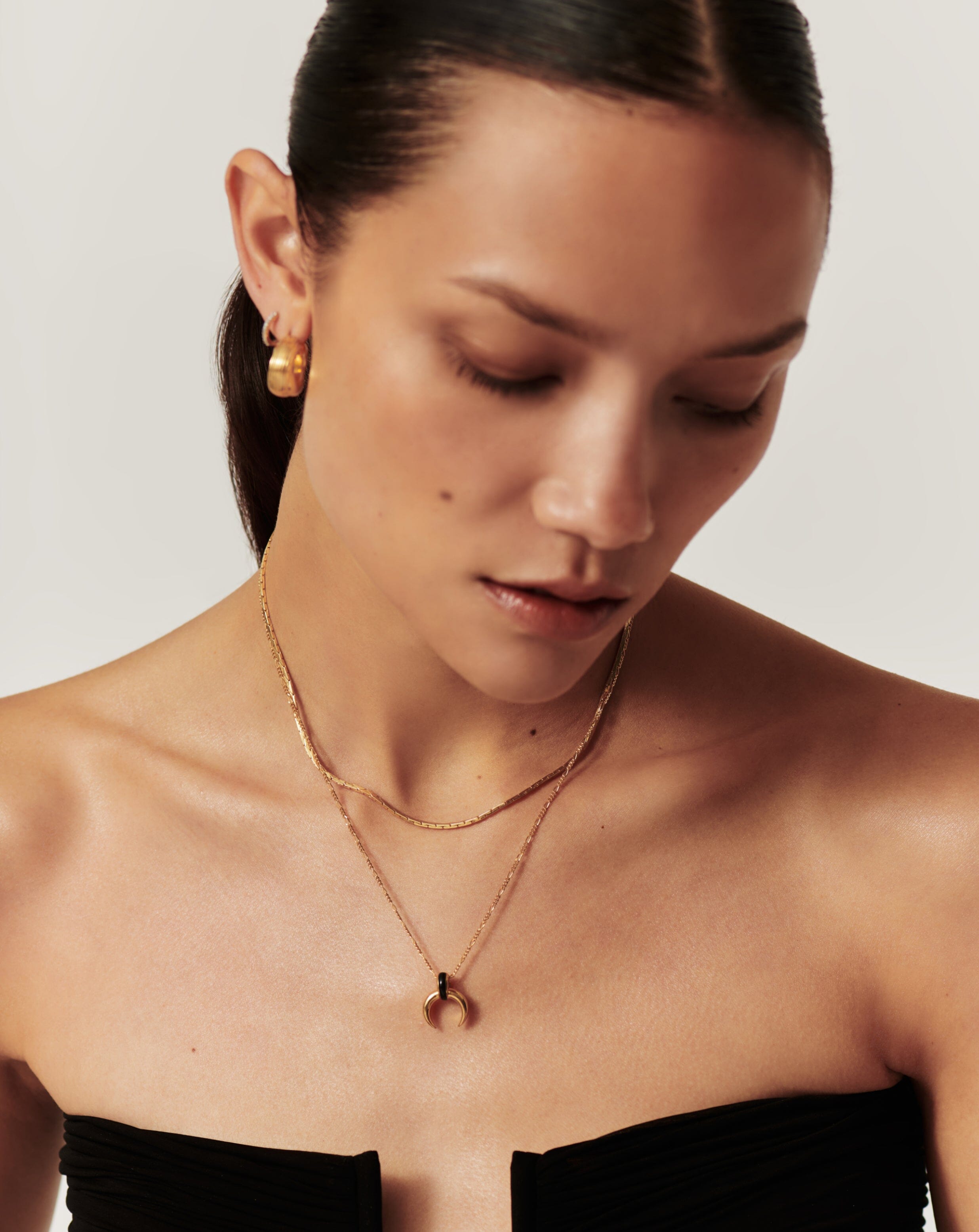 Colar Pingente Chifre Onix - Ouro 18K | SILLENE - uso