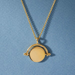 Colar Pingente Giratório - Ouro 18K | SILLENE - uso
