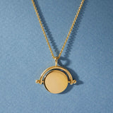 Colar Pingente Giratório - Ouro 18K | SILLENE - uso