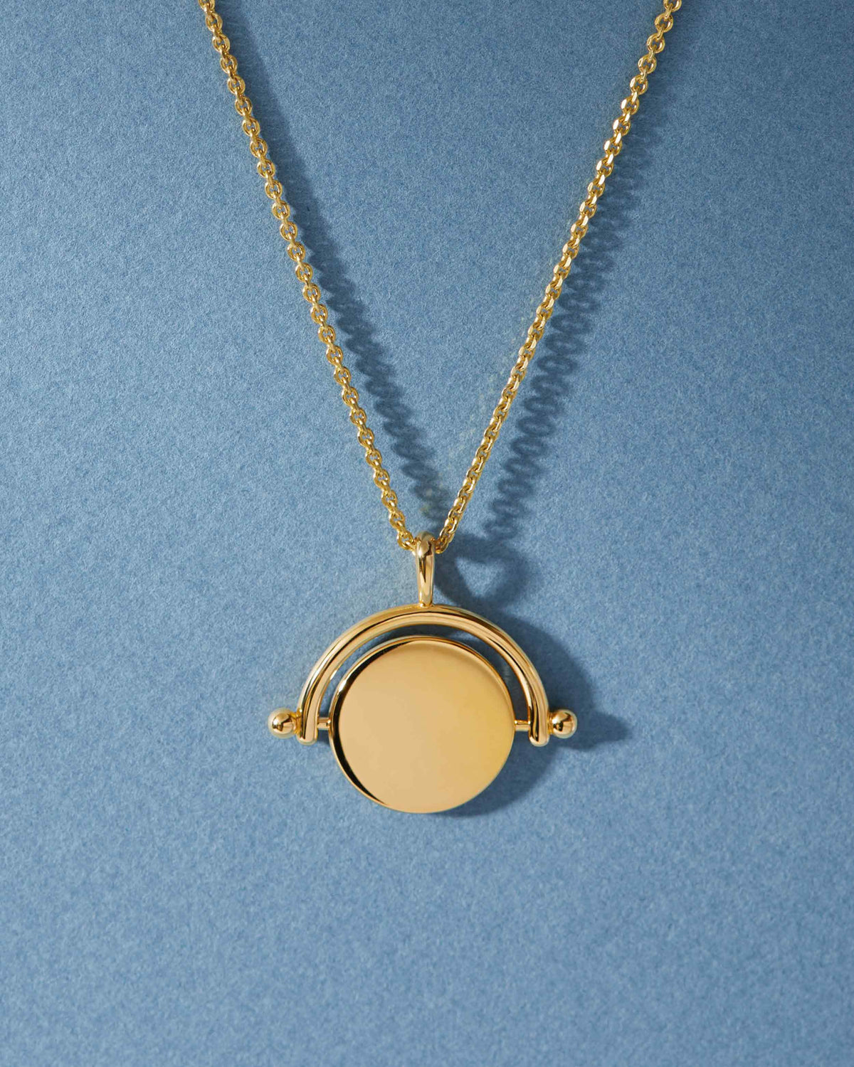 Colar Pingente Giratório - Ouro 18K | SILLENE - uso