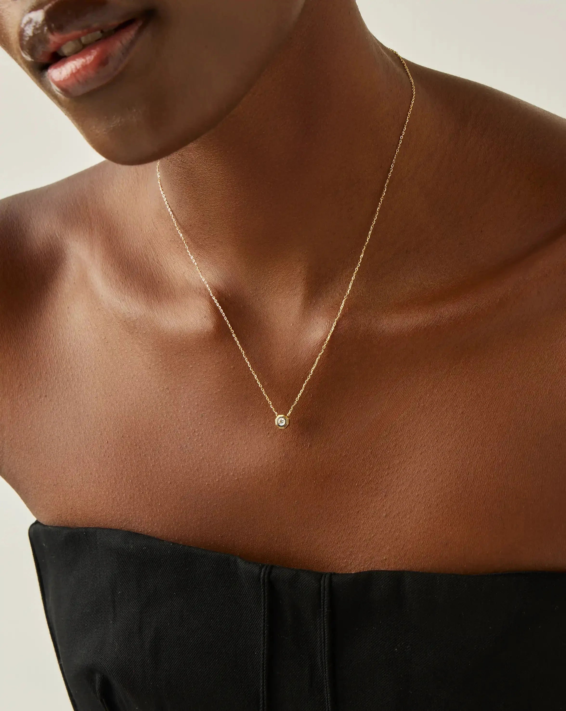 Colar Pingente Hexagonal Cristal - Ouro 18K | SILLENE - detalhe
