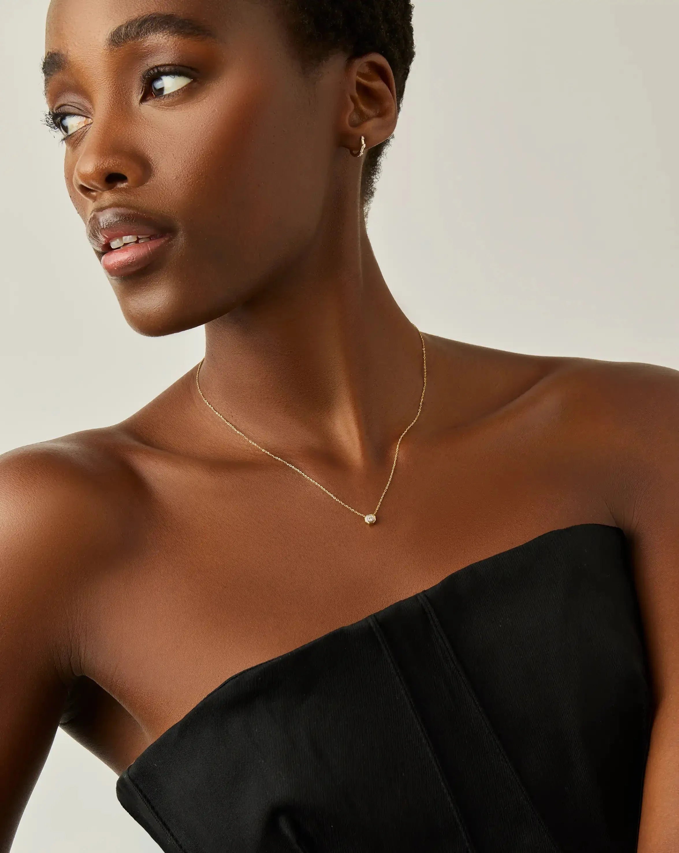 Colar Pingente Hexagonal Cristal - Ouro 18K | SILLENE - uso