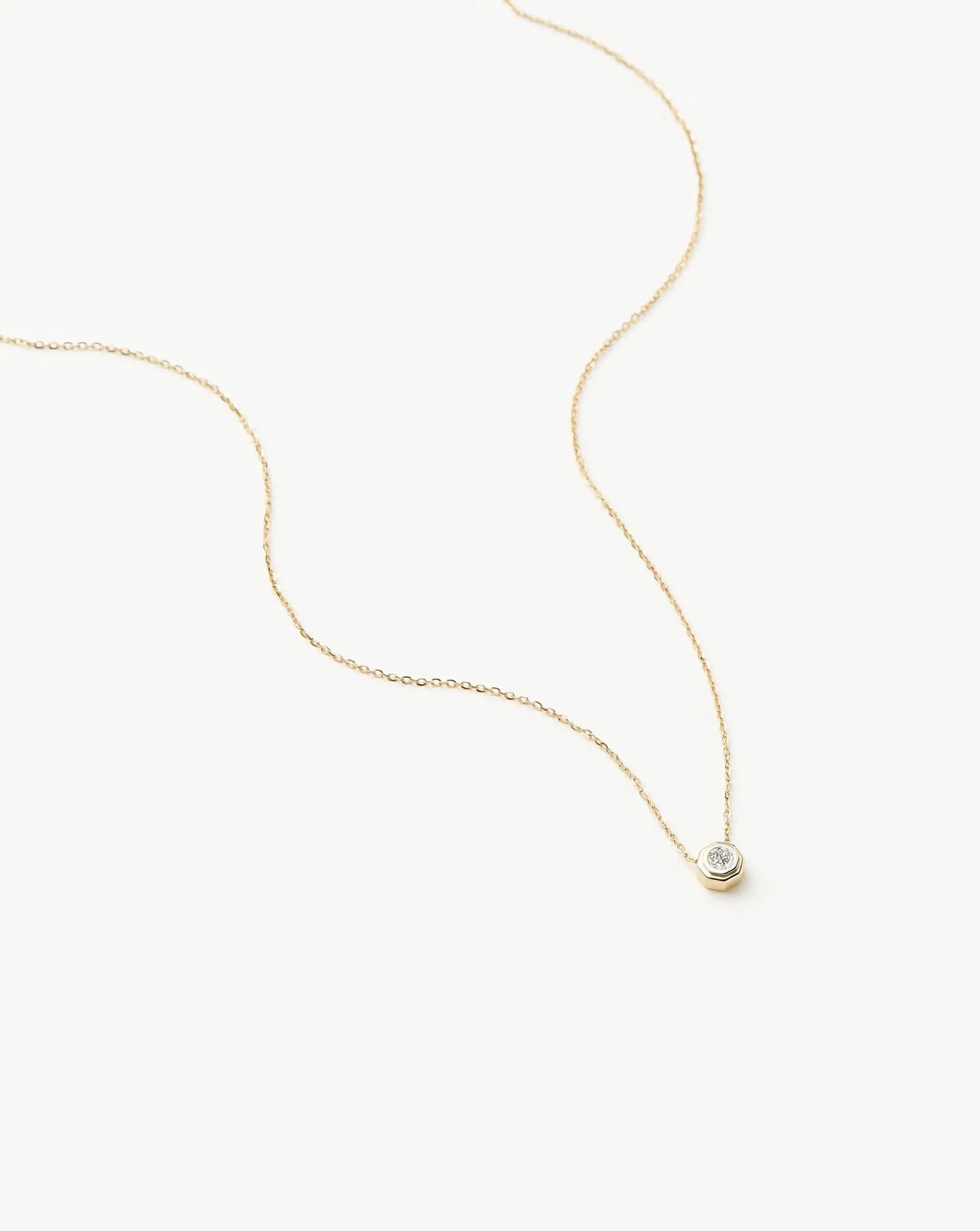 Colar Pingente Hexagonal Cristal - Ouro 18K | SILLENE - detalhe
