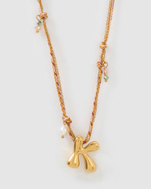 Colar Pingente Letra Bolha Rosa - Ouro 18K | SILLENE - K