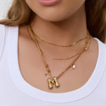 Colar Pingente Letra Bolha Rosa - Ouro 18K | SILLENE