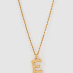 Colar Pingente Letra Luxe Pequeno - Ouro 18K | SILLENE - E