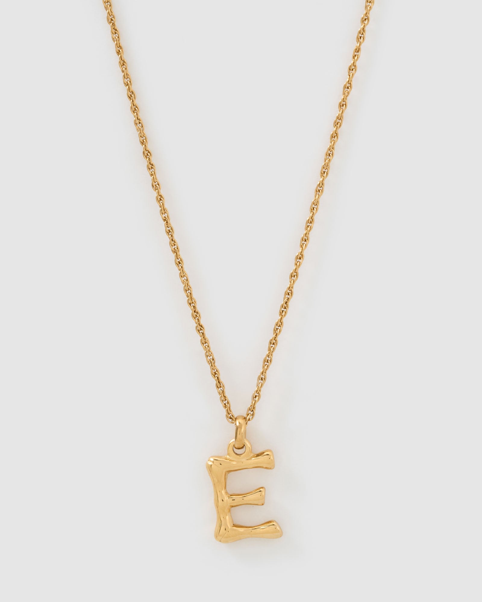 Colar Pingente Letra Luxe Pequeno - Ouro 18K | SILLENE - E