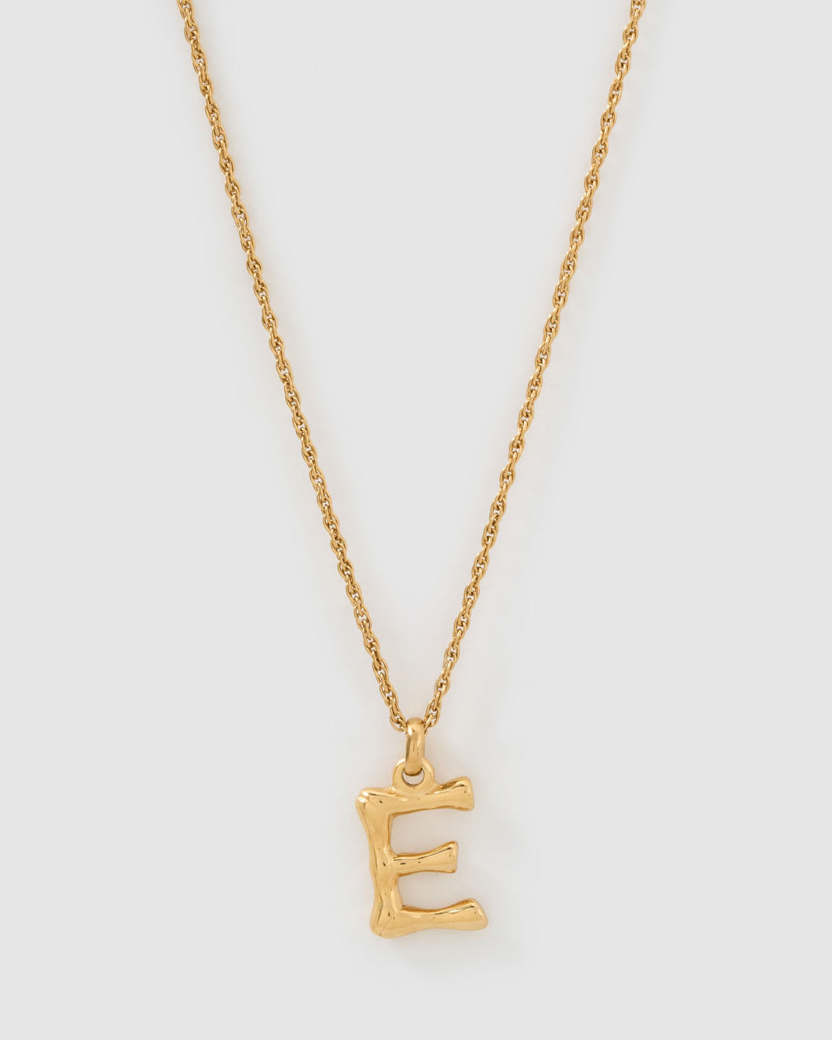 Colar Pingente Letra Luxe Pequeno - Ouro 18K | SILLENE - E