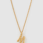 Colar Pingente Letra Luxe Pequeno - Ouro 18K | SILLENE - M