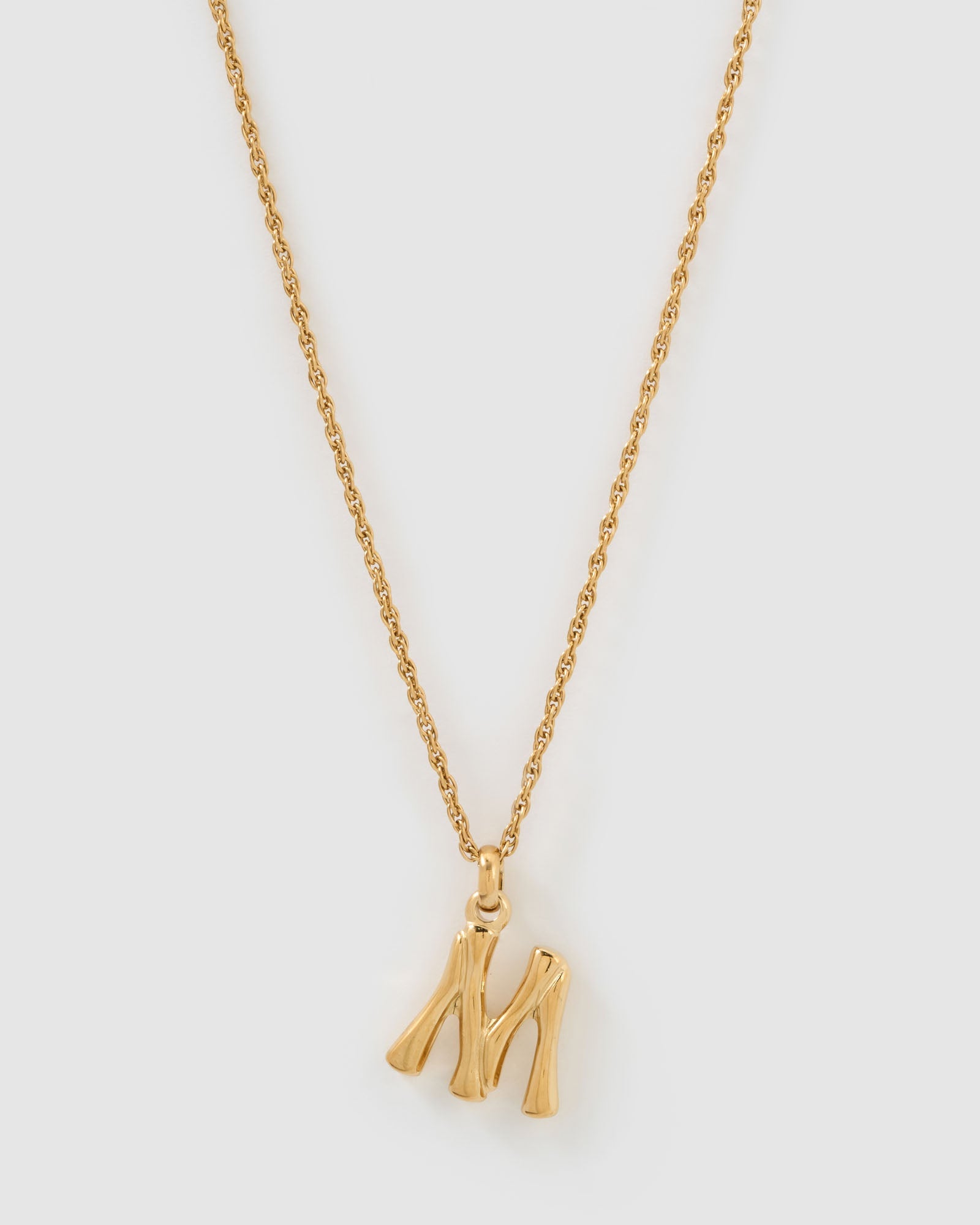 Colar Pingente Letra Luxe Pequeno - Ouro 18K | SILLENE - M