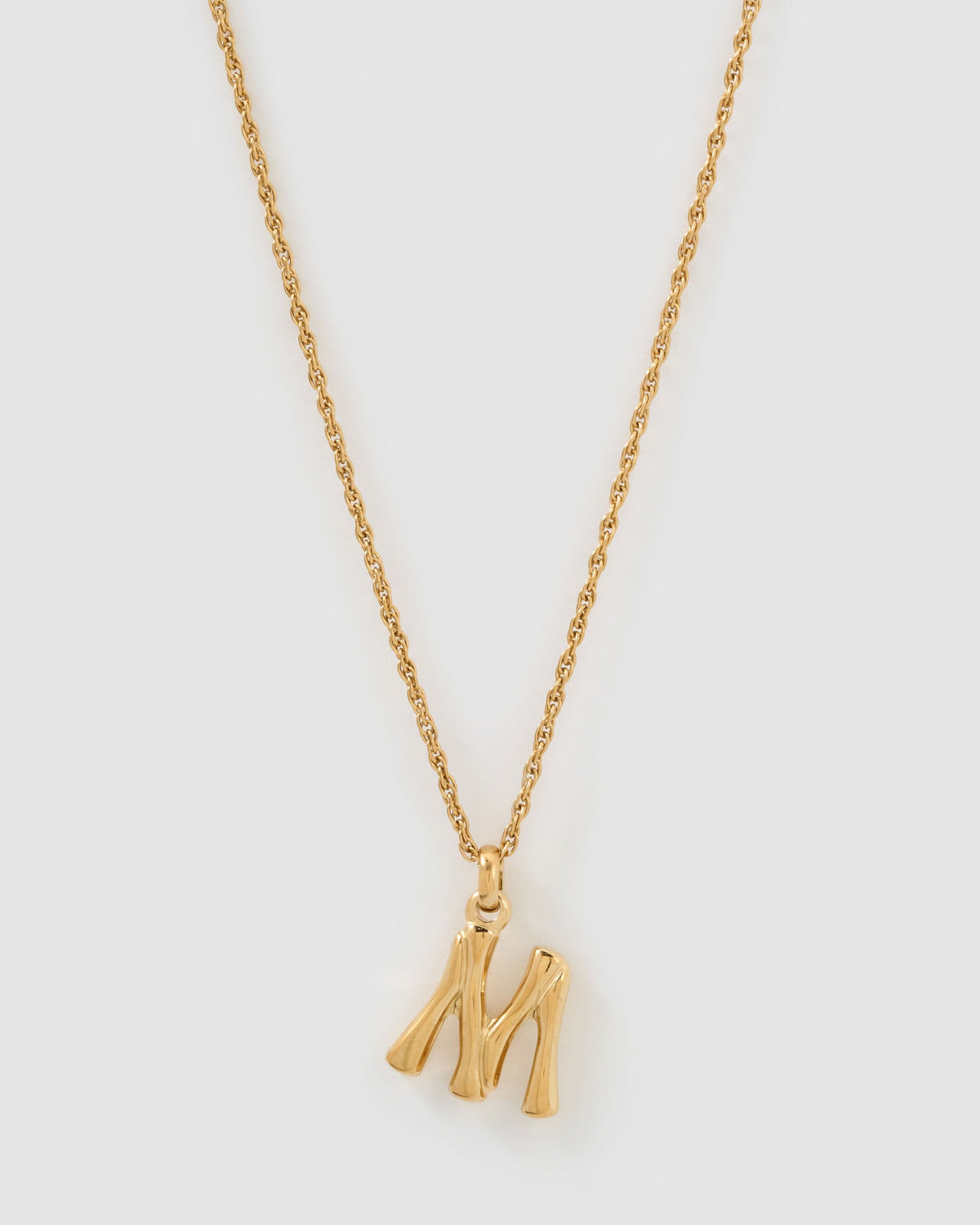 Colar Pingente Letra Luxe Pequeno - Ouro 18K | SILLENE - M
