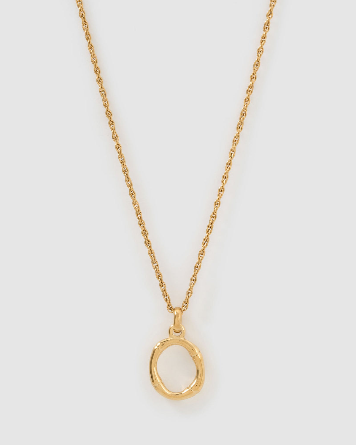 Colar Pingente Letra Luxe Pequeno - Ouro 18K | SILLENE - O