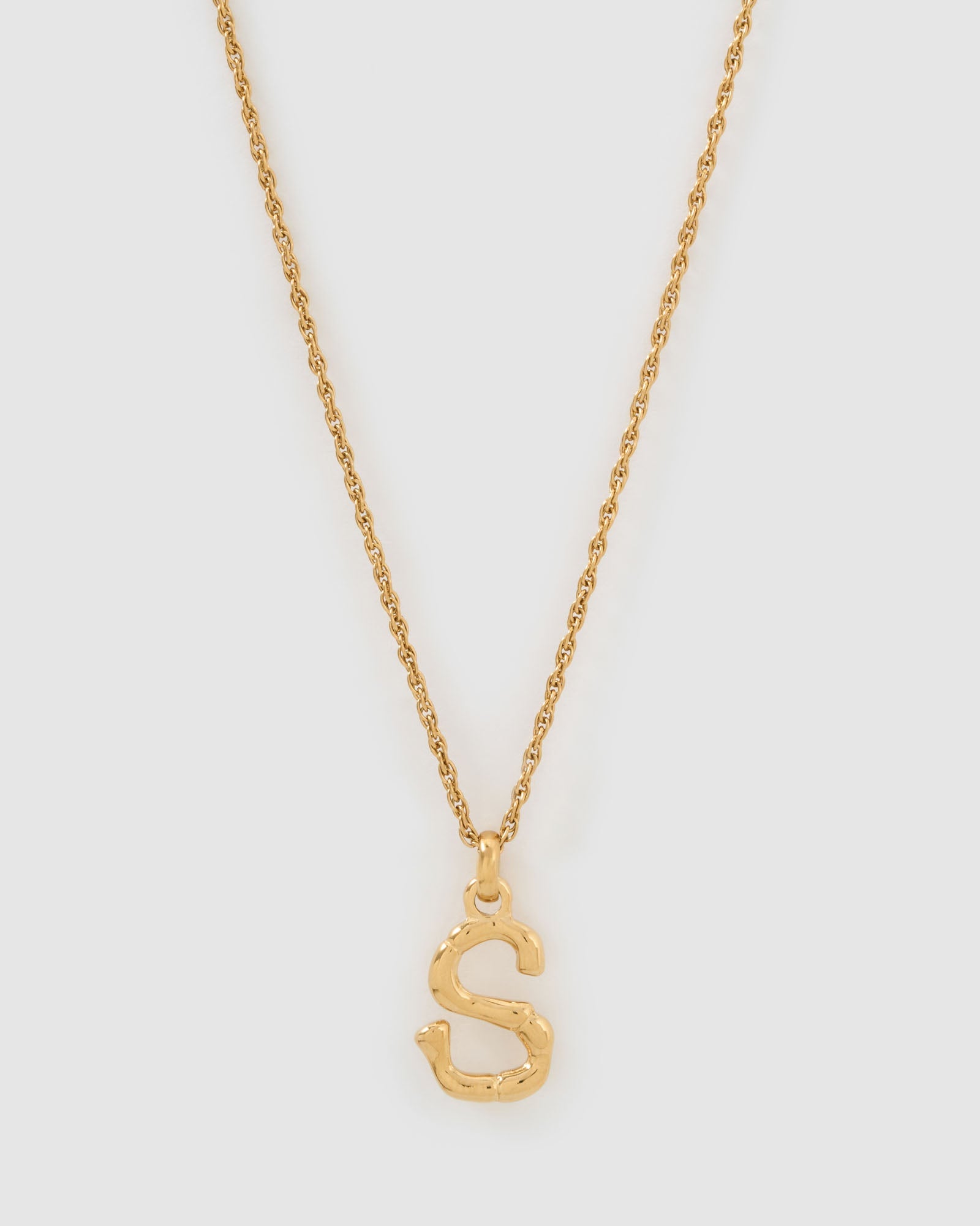 Colar Pingente Letra Luxe Pequeno - Ouro 18K | SILLENE - S