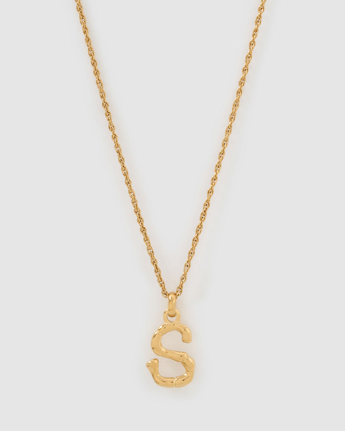 Colar Pingente Letra Luxe Pequeno - Ouro 18K | SILLENE - S