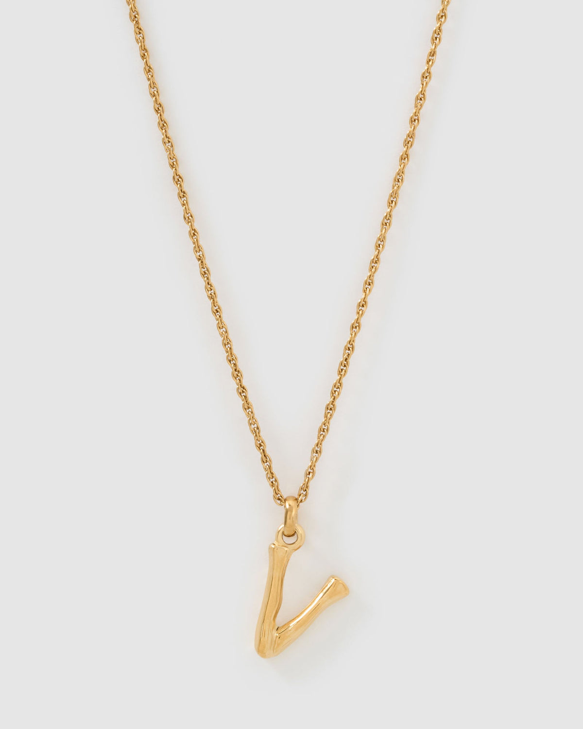 Colar Pingente Letra Luxe Pequeno - Ouro 18K | SILLENE - V