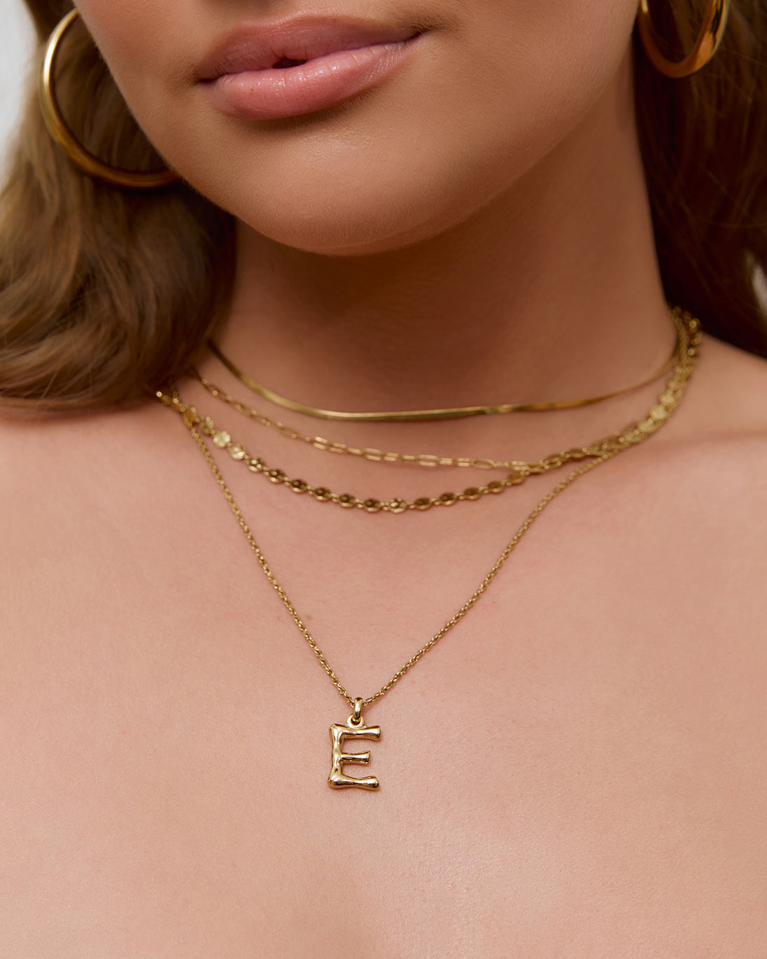 Colar Pingente Letra Luxe Pequeno - Ouro 18K | SILLENE