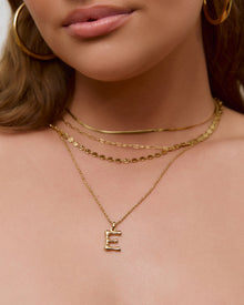 Colar Pingente Letra Luxe Pequeno - Ouro 18K | SILLENE