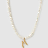 Colar Pingente Letra Pérola - Ouro 18K | SILLENE - M